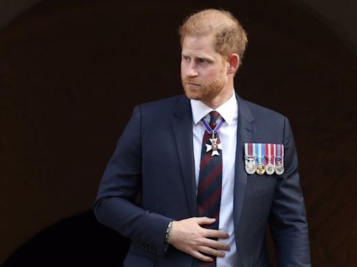 Príncipe Harry recebe irmãos de Diana em missa, ignorada pela família real