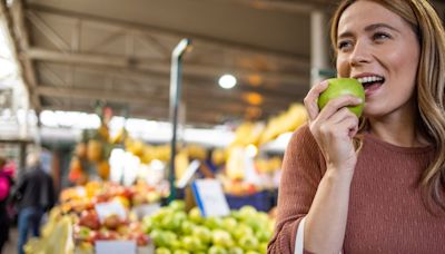 Is It Rude To Snack While Grocery Shopping? Supermarket Employees Have Thoughts.