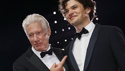 Homer James, el hijo de Richard Gere, deslumbró junto a su padre en el Festival de Venecia