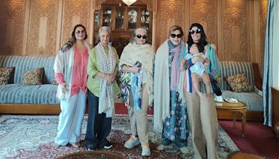 ...Friends" Waheeda Rehman And Helen On Holiday In Srinagar Is Proof That A Girls Trip Is For All Ages