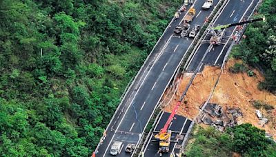 Highway collapse kills dozens in southern China