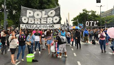 Piqueteros cortan Puente Pueyrredón y protestan contra Sandra Pettovello