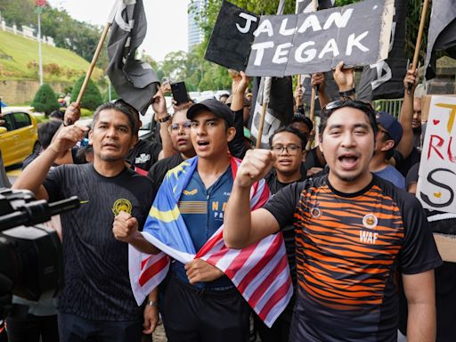 Syed Saddiq completes 200-km ‘Langkah Muar’ run with Perikatan’s Radzi and Wan Fayhsal joining at end, raises RM160,000 for constituency