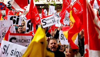 DIRECTO: Así se manifiestan los militantes del PSOE en apoyo a Sánchez en la calle Ferraz