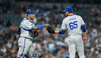 Royals C Salvador Perez scratched from game against Blue Jays because of tight back