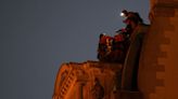 Video: un hombre amenazó con saltar al vacío desde la terraza del Centro Naval en Retiro