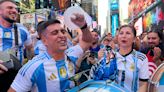 Aficionados argentinos toman Times Square previo al encuentro en Copa América