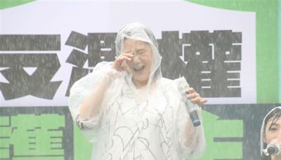 綠營宣講遇暴雨「臨時退租遮雨棚」被罵翻 吳思瑤濕身連咳2小時急救火