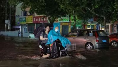 鄭州突降暴雨！市區積水瞬間淹到膝蓋 民眾搶時間涉水下班返家