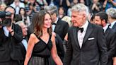 Harrison Ford, acompañado de Calista Flockhart, se emociona al recibir por sorpresa una Palma Honorífica en Cannes