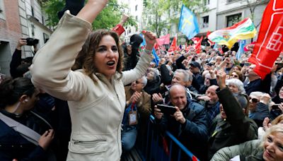 Así ha sido la manifestación de Ferraz en apoyo a Pedro Sánchez - ELMUNDOTV