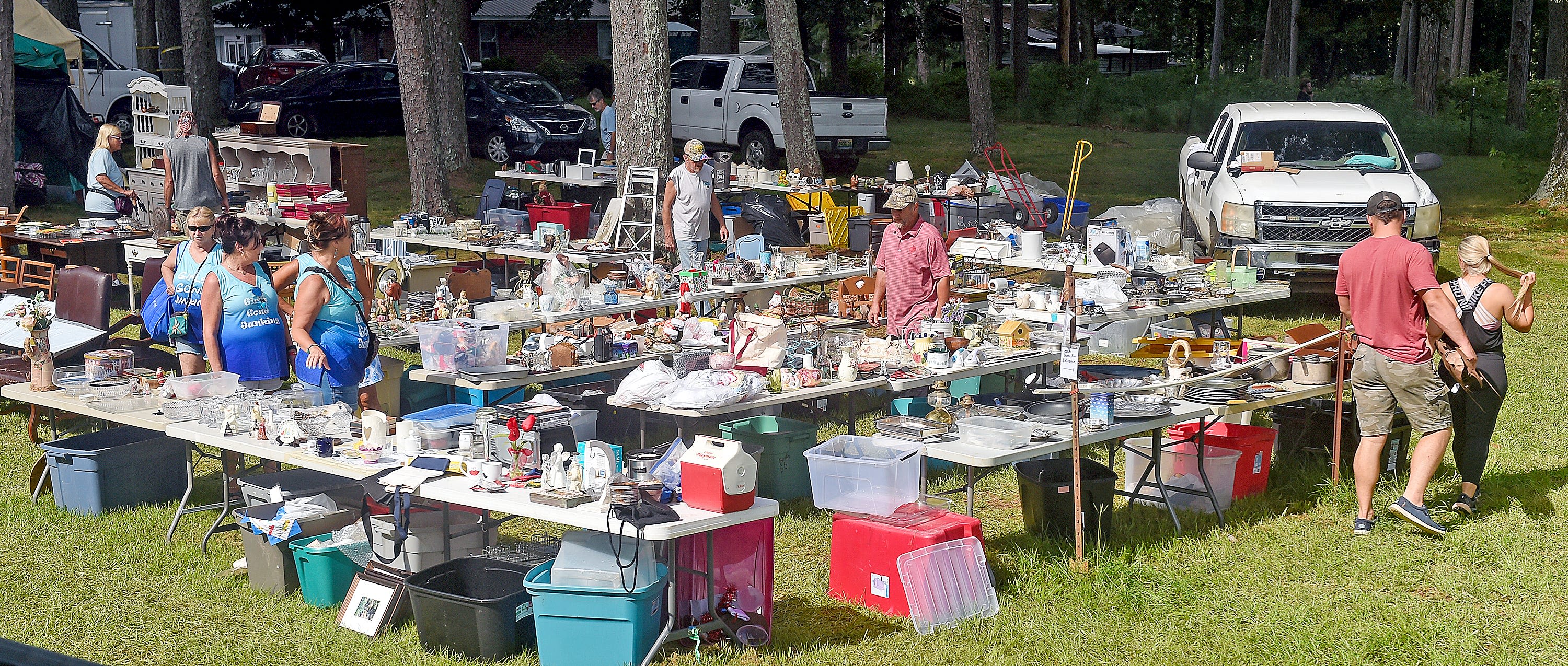 Shoppers look for treasures during World's Longest Yard Sale
