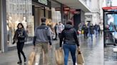 La economía británica creció en noviembre, pero sigue en riesgo de recesión