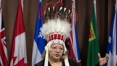 Air Canada apologizes to national chief after flight crew took her headdress away