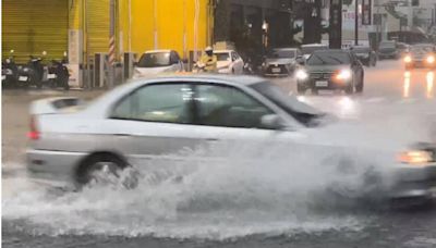 雷雨狂炸！台南溪南行政區雷雨交加 永康積水深達40公分