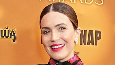 Pregnant Mandy Moore is classy at the Las Culturistas Culture Awards