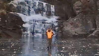 Un guía de trekking caminó sobre el lago congelado y el video se hizo viral