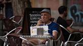 De fumar en hospitales a no poder hacerlo en las terrazas: así ha cambiado la ley sobre el tabaco en España