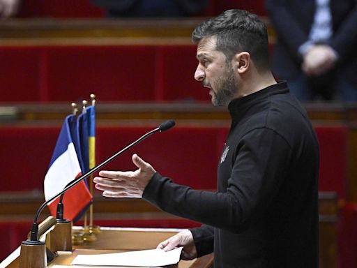 Zelenski discursa na Assembleia Nacional da França; veja fotos de hoje