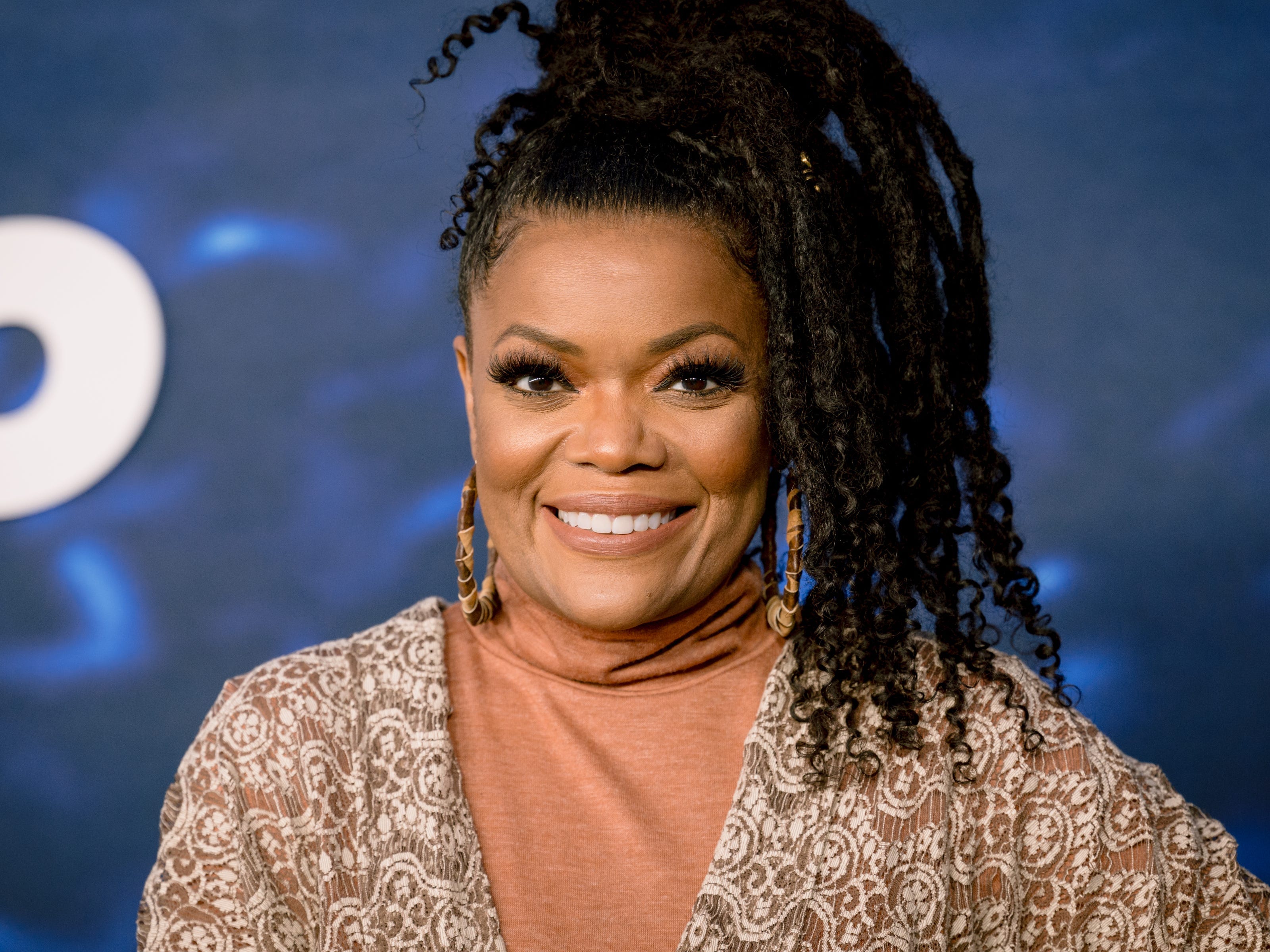 Yvette Nicole Brown says putting her dad with Alzheimer's in a care home was a 'heartbreaking, guilt-ridden choice'