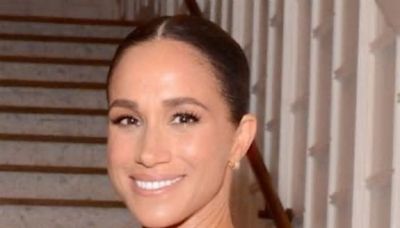 Meghan Markle lució vestido blanco que queda bien a las de 40