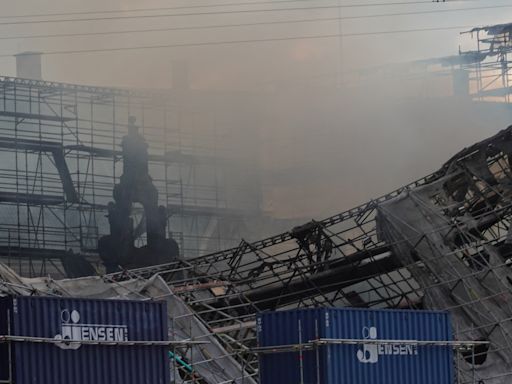 ¡Devastador suceso! Antigua Bolsa de Valores de Dinamarca se derrumba tras incendio