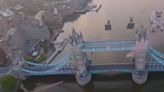 Dos paracaidistas atraviesan el Puente de la Torre de Londres con la compleja maniobra 'bengala' en un vuelo histórico