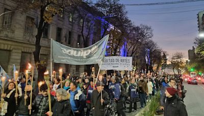 Con una masiva marcha de antorchas, comenzó la protesta de 48 horas de la UNLP - Diario Hoy En la noticia