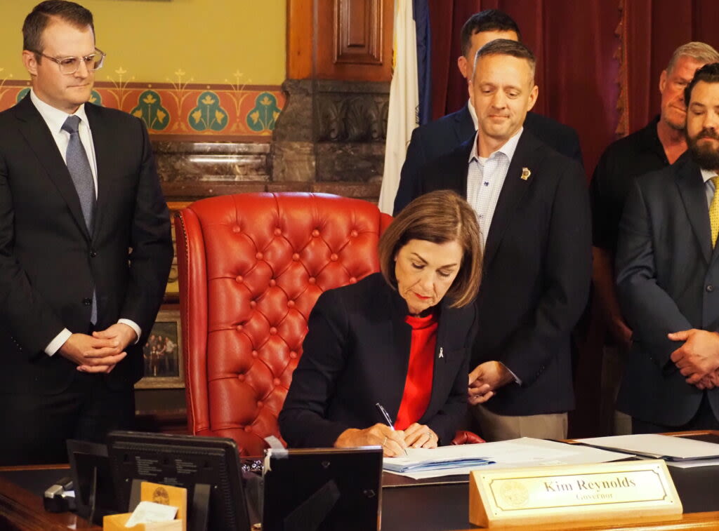 Gov. Kim Reynolds signs law lowering individual income tax rate to 3.8% in 2025