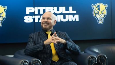 Pitbull pone su nombre a estadio de fútbol americano colegial