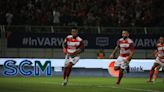 Ex-Flamengo brilha na Ásia, marca gol e faz homenagem ao RS - Lance!