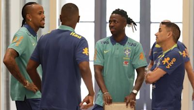 Vinicius ya está con Brasil y sorprende con su nueva imagen