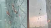 央視「大褲叉」颳恐怖狂風！15洗窗工「高空狂盪」超驚險