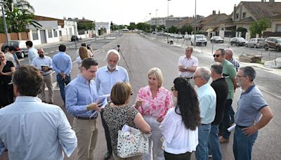 La alcaldesa y los vecinos de Entrevías visitan el avance de las obras del nuevo Bulevar de la barriada