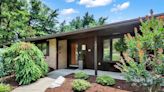 $400K mid-century modern home includes indoor spa, skylights: Cool Spaces