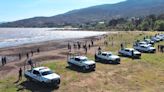 Detienen a 3 y aseguran 16 vehículos por extracción ilegal de agua en Lago de Pátzcuaro