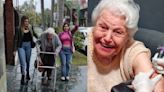 Jóvenes llevan a su bisabuela de 91 años a realizarse un tatuaje y esto es lo que ella escogió