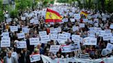 Varios miles de personas se concentran en el Congreso de los Diputados en una manifestación "por amor a la democracia"