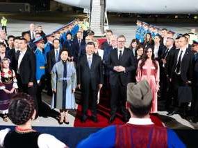 習近平抵達塞爾維亞 武契奇總統親赴機場接機