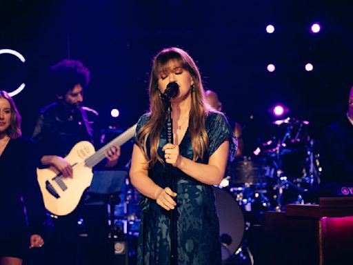 Watch Kelly Clarkson Deliver Tender Cover of Phil Collins’ ‘One More Night’