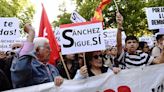 Miles de personas se manifiestan frente al Congreso en defensa de la democracia, horas previas a la decisión de Sánchez