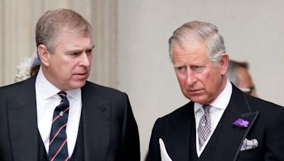 König Charles könnte Prinz Andrew den Geldhahn zuzudrehen, wenn er sich kein kleineres Haus sucht, so ein Bericht