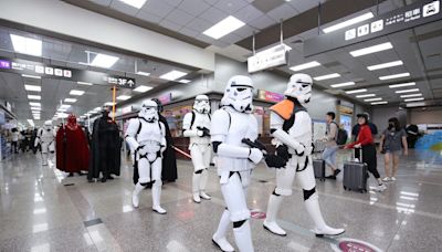 松山機場成「星戰世界」！大批黑武士、風暴兵現身 日粉絲赴台集結