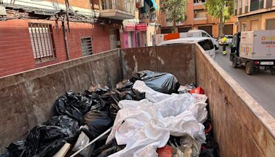 El piso de los horrores de Torrent se salda con cuatro gatos muertos y kilos de basura