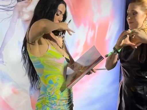 Dani Calabresa presenteia Katy Perry com chave de casa: 'Ela é maravilhosa' | Rock in Rio | O Dia