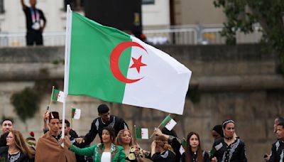 Qué fue la "La masacre de París" y por qué la delegación de Argelia tiró flores en el Río Sena en el desfile de apertura de los Juegos Olímpicos