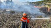 Un incendio forestal en Montserrat quema 3,5 hectáreas junto a la carretera de Torrent