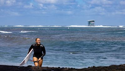 Carissa Moore, la vigente campeona, "encantada" de ser surfista tras un gran día en Tahití