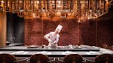 鐵板燒餐廳彌漫日本傳統「能劇」氛圍，讓人置身饗宴劇場