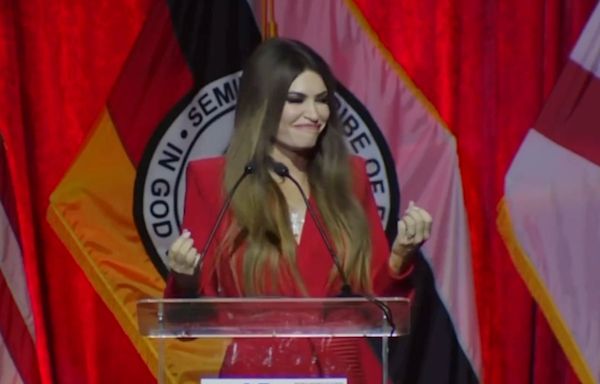 Kimberly Guilfoyle forced to ask audience to clap as awkward speech falls flat